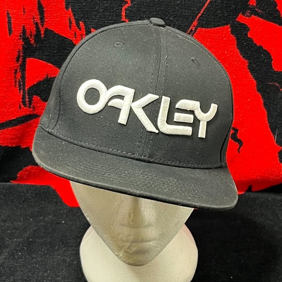 Oakley Flat Rim Snapback Cap. Very Good Condition . Black - Picture 1 of 10